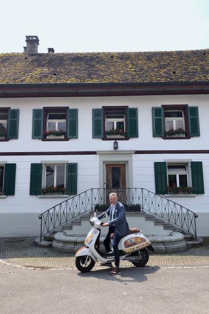 Donnschtig-Jass Rainer Maria Salzgeber mit dem E-Roller auf dem diesjährigen Austragungsort, dem Kundelfingerhof 2021