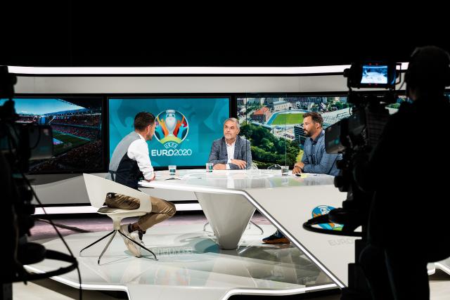 UEFA EURO 2020Moderator Lukas Studer (l.) mit den Gästen Marcel Koller (Mitte) und Michel Renggli (r.) im Vorfeld des Spieles Dänemark - Belgien.Copyright: SRF/Oscar Alessio
