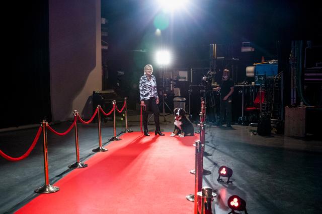 G&G-Sommerserie: Das goldene Knöchlein Brigitte Oertli mit ihrem Berner Sennenhund Barru bei den Dreharbeiten im Fernsehstudio 2021