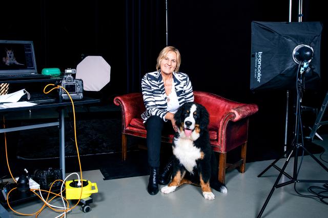G&G-Sommerserie: Das goldene Knöchlein Die ehemalige Skirennfahrerin Brigitte Oertli mit ihrem Berner Sennenhund Barru im Fernsehstudio 2021