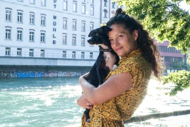 Reporter Spezial – Mona Vetsch fragt nach Macht Arbeit glücklich?ob der Zukunft: Bloggerin und Nachhaltigkeits-Influencerin Anina Mutter aus Zürich mit Hund Pax.