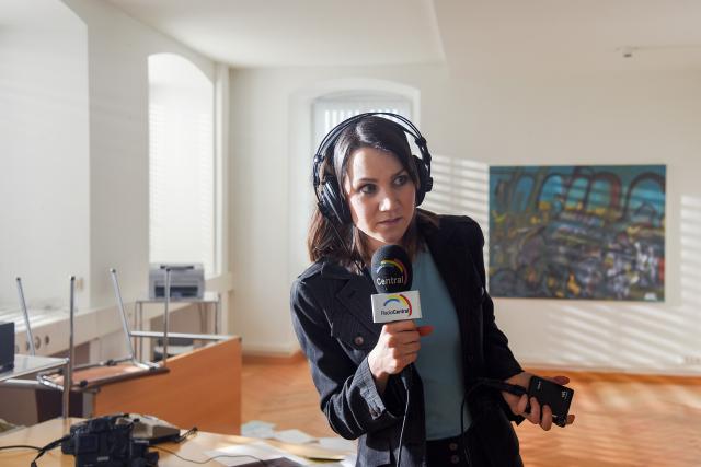 Es geschah am...Das Attentat von ZugDer Film erzählt die Geschichte einer Radioreporterin (gespielt von Anja Martina Schärer), die das Attentat im oberen Stock des Kantonsrats-Saals miterlebte und danach umgehend darüber berichtete.