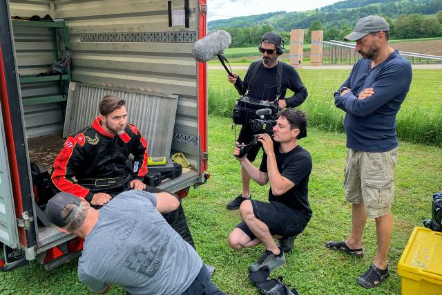 SRF bi de Lüt -  Ein Manu für alle Fälle Folge 2 Manu Burkart beim Stuntman Manu Burkart (l.) während den Dreharbeiten kurz vor dem Stunt. 