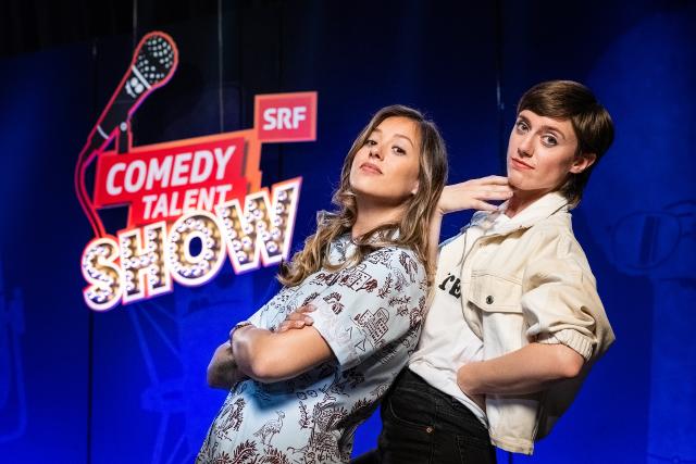 Comedy Talent Show Staffel 2021 Folge 2 Moderatorin Lisa Christ mit Comedienne Jane Mumford, die neu als Sidekick fungiert