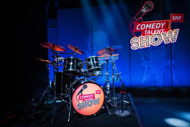 Comedy Talent Show Staffel 2021 Folge 1 Bühne mit Schlagzeug von Comedienne Jane Mumford, die neu als Sidekick fungiert