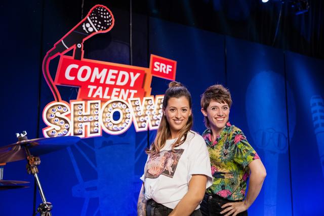 Comedy Talent Show Staffel 2021 Folge 1 Moderatorin Lisa Christ mit Comedienne Jane Mumford, die neu als Sidekick fungiert