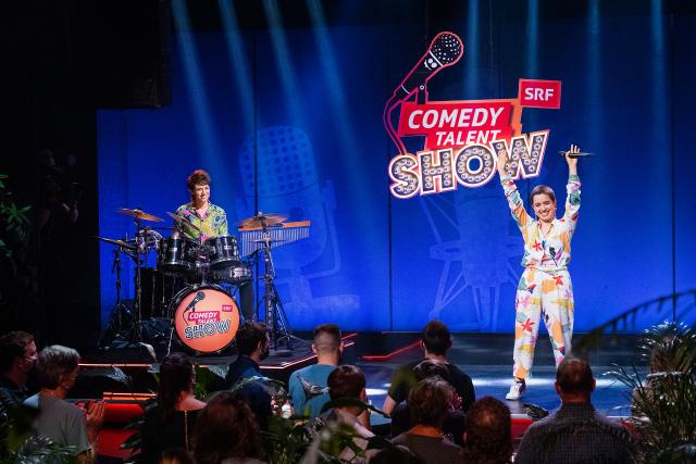 Comedy Talent Show Staffel 2021 Folge 1 Comedienne Jane Mumford, die neu als Sidekick fungiert und Caro Knaack (r.) 