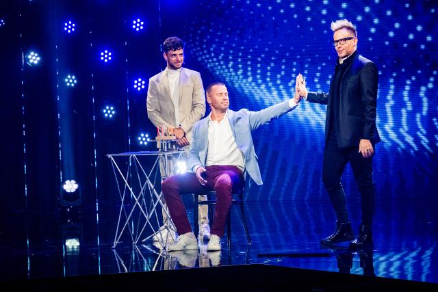 Stadt Land Talent Ausscheidungsshow 2/2021 Daniel Kalman (r.) nimmt Jonny Fischer und Luca Hänni (l.) auf die Bühne.