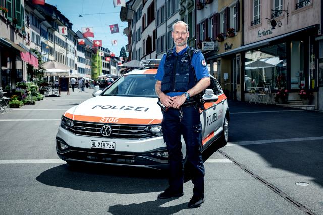 Blaulicht-Geschichten Unterwegs mit der Polizei Yves Chappuis arbeitet seit 17 Jahren bei der Polizei Basel-Landschaft.