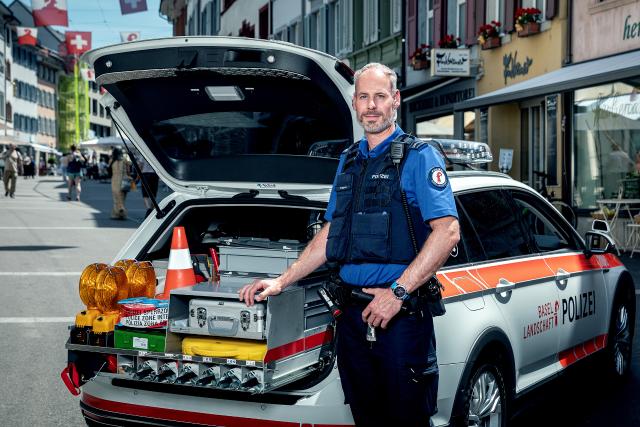 Blaulicht-Geschichten Unterwegs mit der Polizei Yves Chappuis arbeitet seit 17 Jahren bei der Polizei Basel-Landschaft.2021