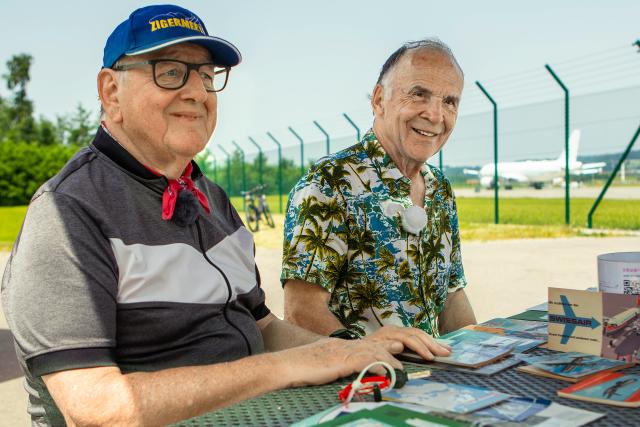 Swissair-Woche Robert Grob (Hawaiihemd) und Charles Sagne (Käppi). Früher war der Flughafen ihr Spielplatz, heute treffen sich die beiden Swissairkinder dort um in Erinnerungen zu schwelgen.