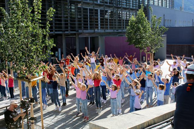 #SayHi!  – Kinder tanzen mit Stefanie Heinzmann gegen Mobbing 2021