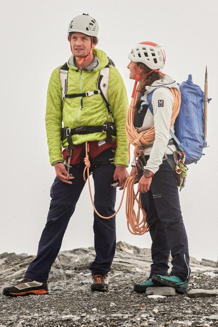 Reporter Der schmale Grat zum Eiger – Ein Erlebnisbericht Ankunft Mittellegihütte, nach Tag 1: Reporter Matthias Lüscher und Bergführerin Laura Bomio