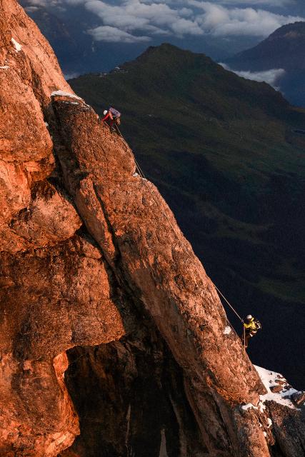Reporter Der schmale Grat zum Eiger – Ein Erlebnisbericht Klettern am Mittellegigrat: Bergführerin Laura Bomio und Reporter Matthias Lüscher
