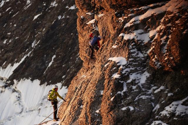Reporter Der schmale Grat zum Eiger – Ein Erlebnisbericht Klettern am Mittellegigrat: Bergführerin Laura Bomio und Reporter Matthias Lüscher