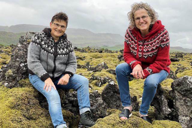 Wenn Landfrauen reisen Island Staffel 4 Folge 2 Die Landfrauen Vreni Chervet und Erna Köferauf einem Lavafeld in Island.