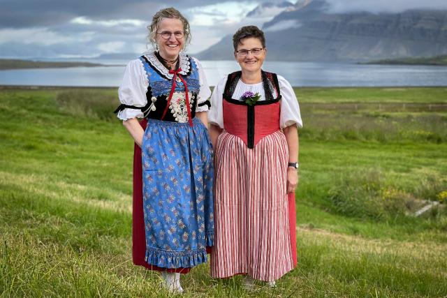 Wenn Landfrauen reisen Island Staffel 4 Folge 2 Erna Köfer und Vreni Chervet in ihren Trachtenauf dem Hof in Island