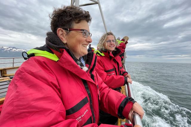 Wenn Landfrauen reisen Island Staffel 4 Folge 2 Vreni Chervet und Erna Köfer beim Whale Watchin in Húsavík