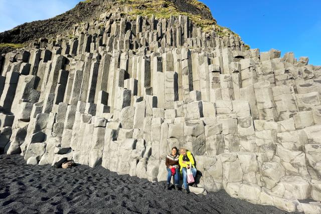 Wenn Landfrauen reisen Island Staffel 4 Folge 2 Vreni Chervet und Erna Köfer am Black Beach in Island