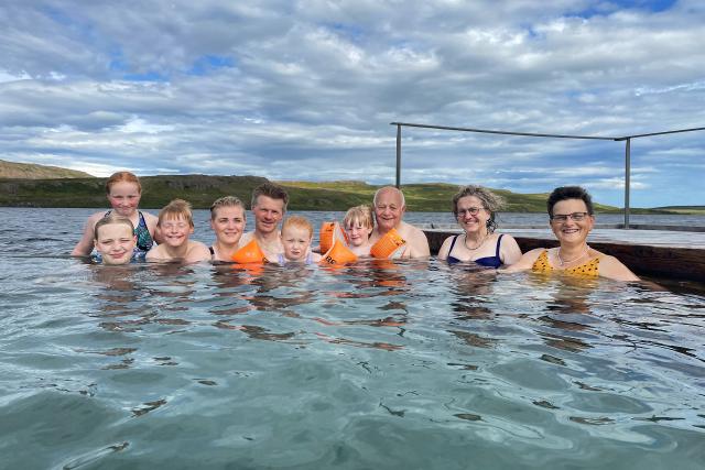Wenn Landfrauen reisen Island Staffel 4 Folge 2 Die Landfrauen mit ihrer Gastfamilie in einemisländischen Thermalbad.