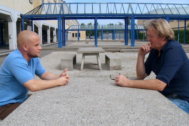 Reporter Strafe muss sein - Gespräche mit Gefangenen Christof Franzen (r.) im Gespräch mit Gennaro, der wegen versuchter vorsätzlicher Tötung zu 10 Jahren verurteilt wurde.