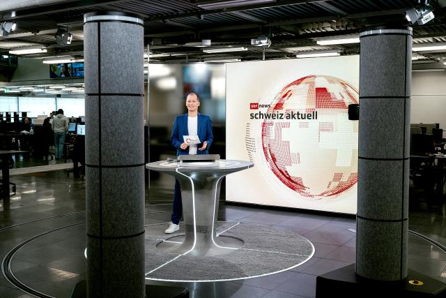 Michael Weinmann Moderator Michael Weinmann im Schweiz aktuell-Studio im Newsroom 2021