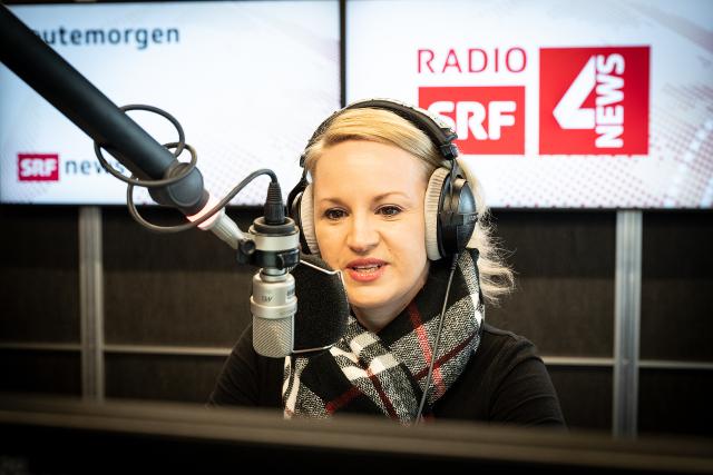 Radio SRF 4 News – Erste Sendung aus dem News- und Sportcenter am 1.12.2021 10:03 Uhr: Die erste Moderation aus dem neuen Studio von Radio SRF 4 News in Zürich mit Isabelle Maissen