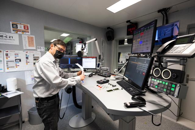 Radio SRF, letzte Nachrichten aus dem Radiostudio Bern am Mittwoch 1. Dezember 2021.Christian Lüscher nachdem er um zehn Uhr die letzten Nachrichten aus dem Radiostudio Bern gesprochen hat.