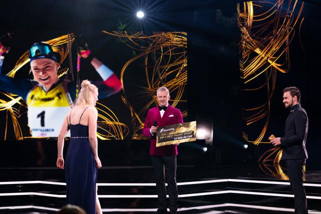 Sports Awards 2021 Rainer Maria Salzgeber erwartet Amy Baserga, Gewinnerin SRF 3 Best Talent Sport
