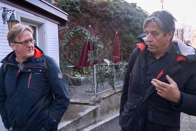 Reporter Der Stadt-Land-Graben - Einmal quer durch die Schweiz SRF-Reporter Christof Franzen mit Schriftsteller Pedro Lenz