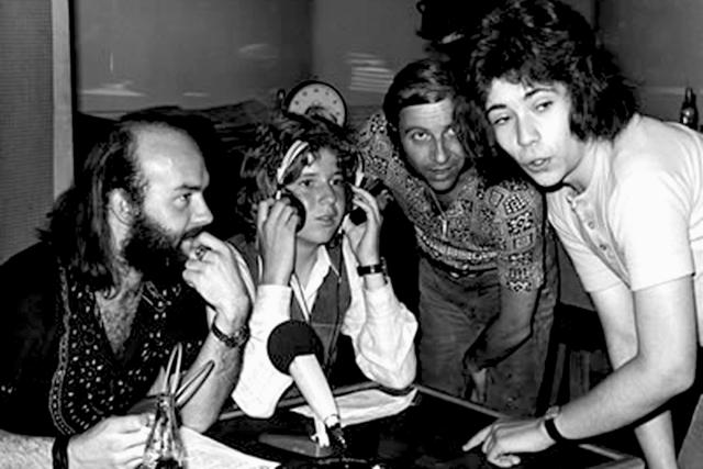 65 Jahre SRF 2 Kultur Ende der 60er: «Sounds!»-Erfinder Christoph Schwegler (links) mit Hörern, rechts der spätere Radiomann Christian Heeb