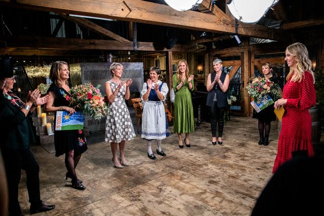 SRF bi de Lüt - Landfrauenküche: Das grosse Finale Moderatorin Nicole Berchtold (r.) verkündet die Siegerin: Sonja Vogt-Meyer (3.v.l.) ist die Gewinnerin der 15. Staffel von SRF bi de Lüt – Landfrauenküche 2021