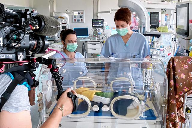 Mona mittendrin Neonatologie Mona Vetsch begleitet Pflegefachfrau Stephanie Hasler bei der Versorgung eines frühgeborenen Kindes auf der Neonatologie des Kantonsspitals Aarau 2022