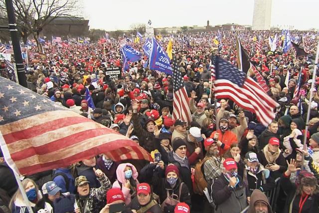 SRF DOK: Sturm aufs Kapitol – ein amerikanisches Trauma. Trump-Unterstützer bei den Protesten am 6.1. vor dem Kapitol mit USA- und Trump-Flaggen.