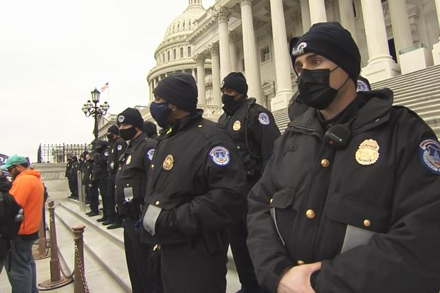SRF DOK: Sturm aufs Kapitol – ein amerikanisches Trauma. Polizisten auf den Treppen des Kapitols