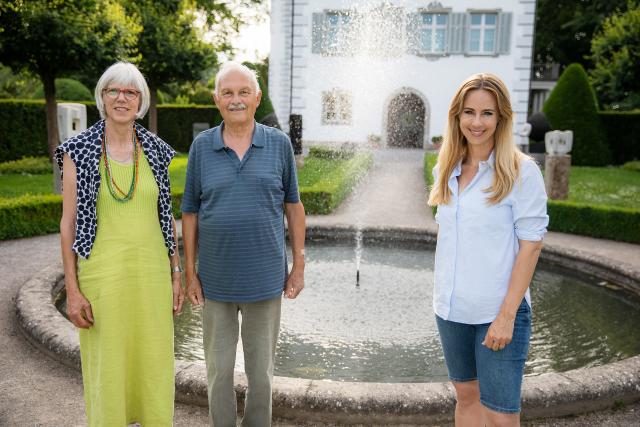 Hinter den Hecken Märchenschloss-Garten in Berg SG Staffel 5 Folge 4 Agnes Bosshart und Dölf Röösli mit Moderatorin Nicole Berchtold 2022