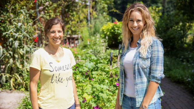 Hinter den Hecken Kräutergarten in Grafenort NW Staffel 5 Folge 6 Beatrice Bissig und Moderatorin Nicole Berchtold 2022