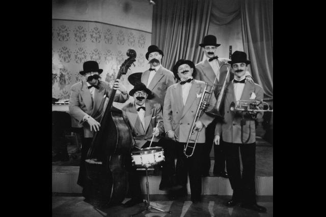 Hazy Osterwald – Eine Hommage zum 100. Geburtstag. Historische Aufnahme: Das Hazy Osterwald Orchester bei einem frühen Fernsehauftritt. Hazy Osterwald (hinten rechts) 1953