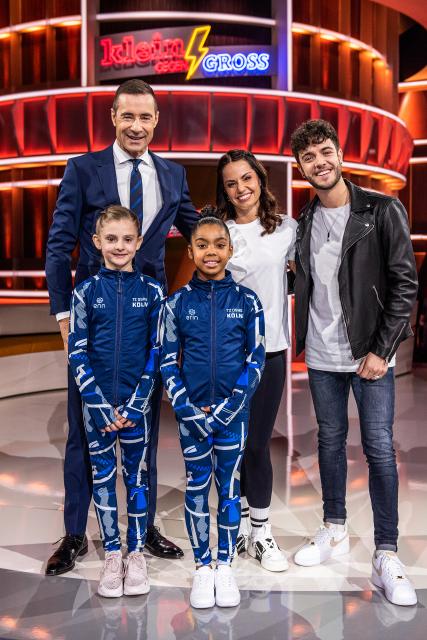 Klein gegen GrossLuca Hänni spielt zusammen mit seiner Verlobten Christina Luft ein Luftballon-Spiel, das viel Geschick und Tempo erfordert. v.l. Kleine Herausforderer, Moderator Kai Pflaume, Christina Luft und Luca Hänni. 2022