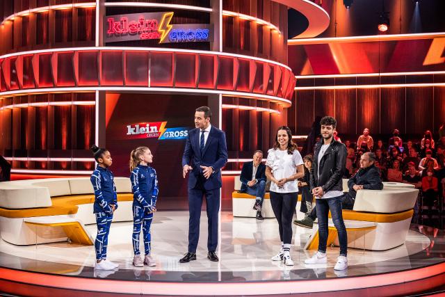 Klein gegen Gross Luca Hänni spielt zusammen mit seiner Verlobten Christina Luft ein Luftballon-Spiel, das viel Geschick und Tempo erfordert. v.l. Kleine Herausforderer, Moderator Kai Pflaume, Christina Luft und Luca Hänni. 2022