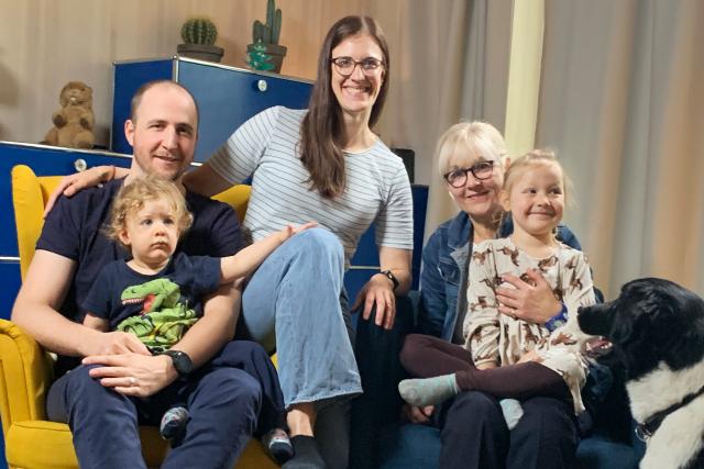 SRF bi de Lüt – Familiensache Spezial Jan und Iren Kuhn mit Sohn Lio, Tochter Mia, Adoptivmutter Kathrin und Hund Nils 2022