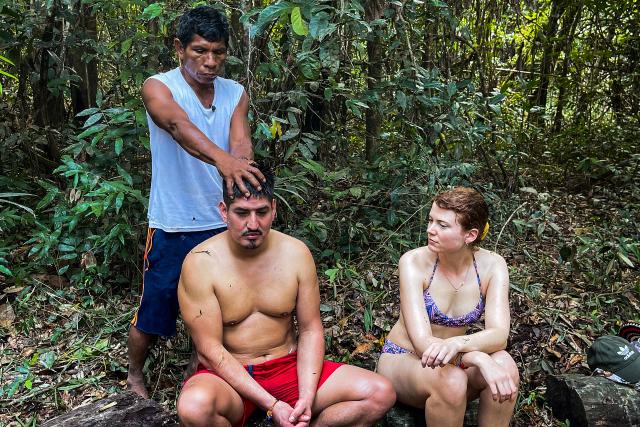 Meine fremde Heimat Alonso und Assunta Pinardi bei einem Reinigungsritual mit Schamane Bartholomé Moran im Amazonas-Regenwald. 2022