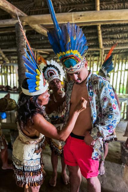 Meine fremde Heimat Alonso Pinardi bei einem Ritual mit einer Tikuna-Indianerin im Amazonas-Regenwald. 2022