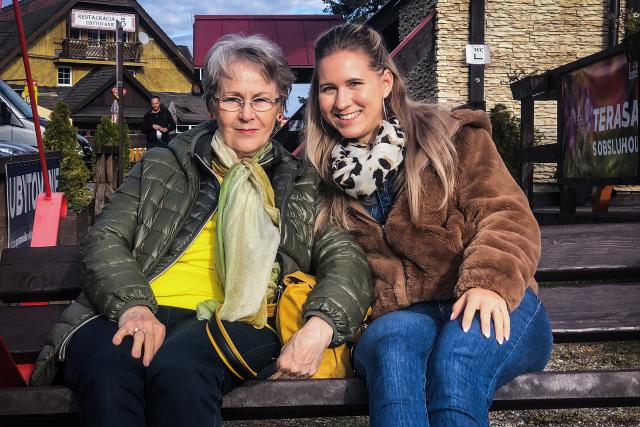 Meine fremde Heimat Katarina und ihre Enkelin Miriam gönnen sich eine Pause auf der Durchfahrt zum Gebirge Hohe Tatra. 2022