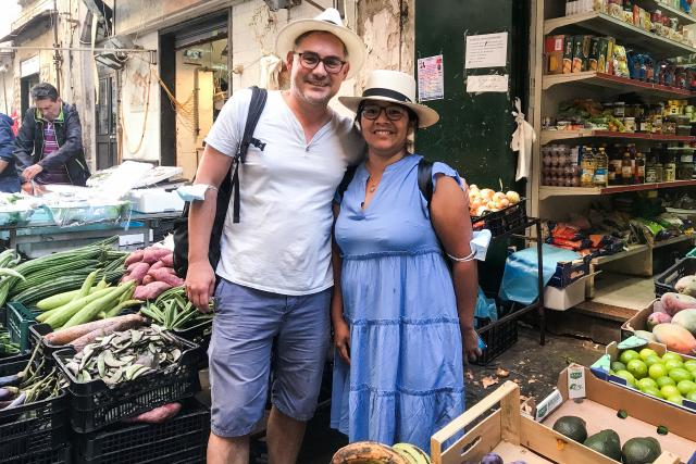 Meine fremde Heimat Alessandro und Anschi schlendern durch einen Markt in Neapel. 2022