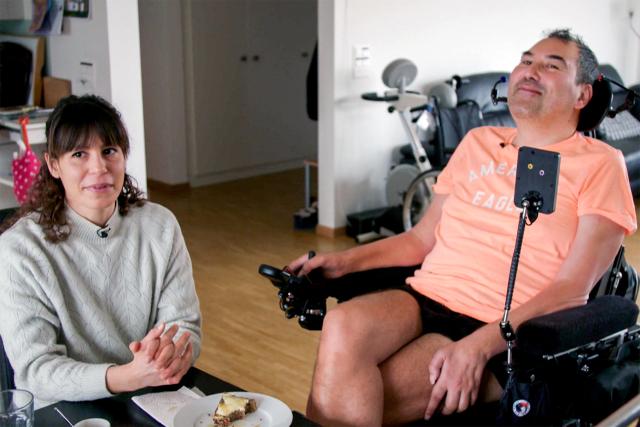 Reporter Familie mit ALS-Diagnose Daniela (34) und Dennis Schneider (50) zuhause in ihrer Wohnung.