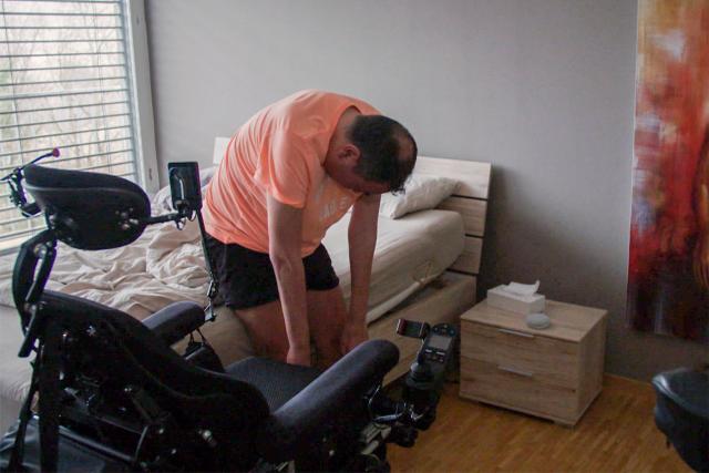 Reporter Familie mit ALS-Diagnose Dennis Schneider (50) beim Aufstehen.