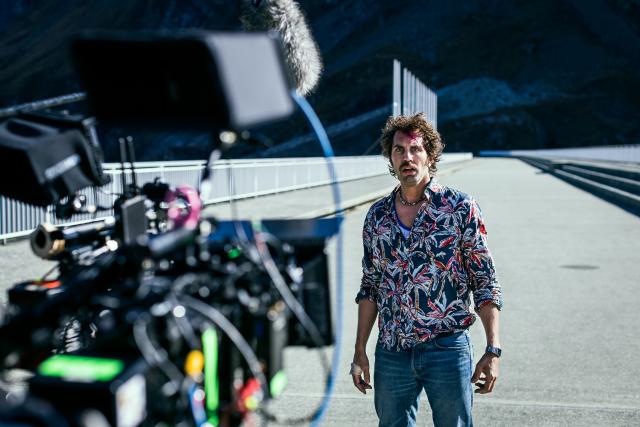 Tschugger - Making-of Staffel 2 Regisseur und Schauspieler David Constantin bei den Dreharbeiten 2021
