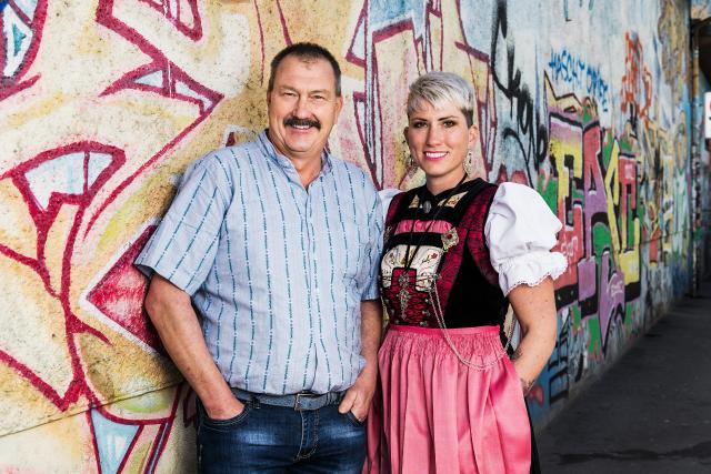 SRF bi de Lüt - Landfrauenküche Spezial: Frühlingsfest Sabrina Stadelmann aus Sörenberg LU mit ihrem Vater Urs Bachmann 2022