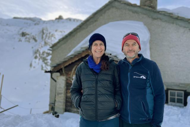 SRF bi de Lüt – Winterhüttengeschichten Zapporthütte Hüttenwart Martin Trutmann mit seiner Partnerin Marjolein Schärer, die ihm bei der Arbeit hilft. 2022